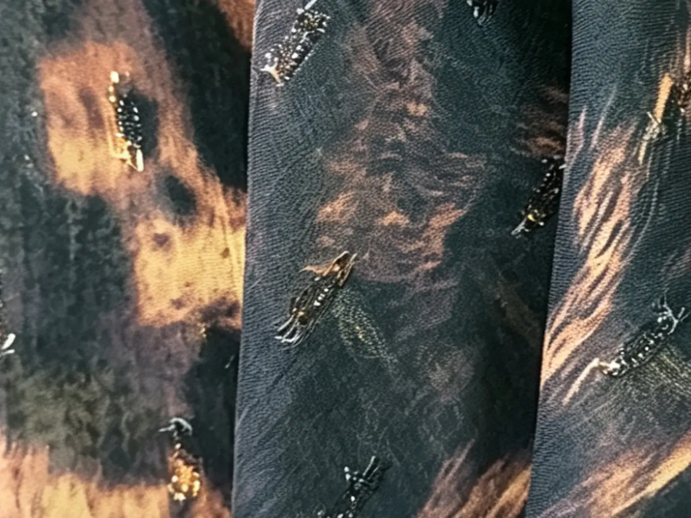 Clean cropped high-penetration digital print with gold-thread effect